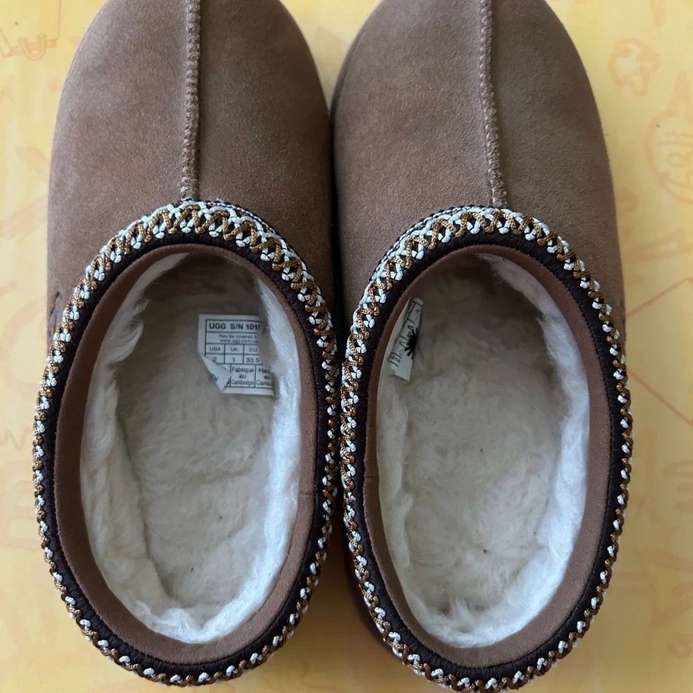 UGG girls short booties, Sz 2